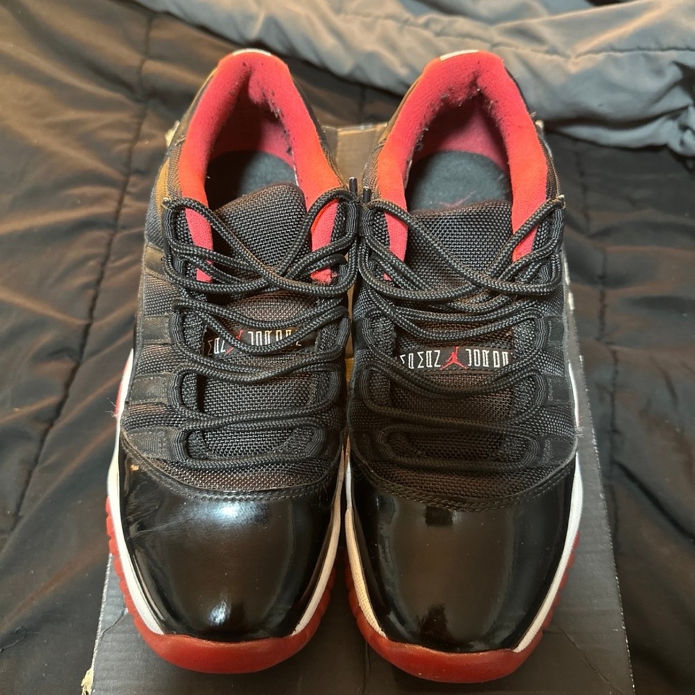 Nike Air Jordan 11 Low Retro - Black/Red bred